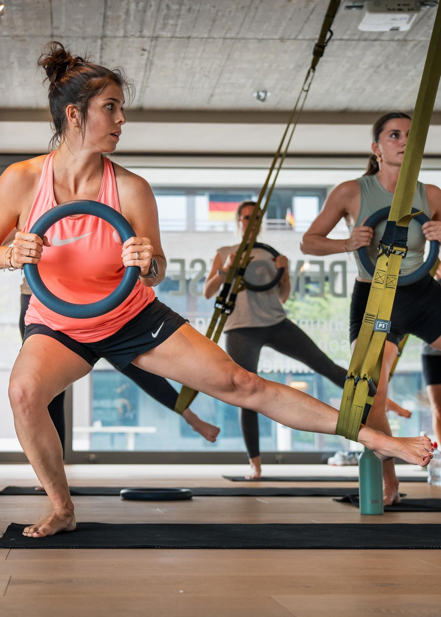 Frauen trainieren mit Fitnessringen im Studio von Goldenbody Shop Ch.