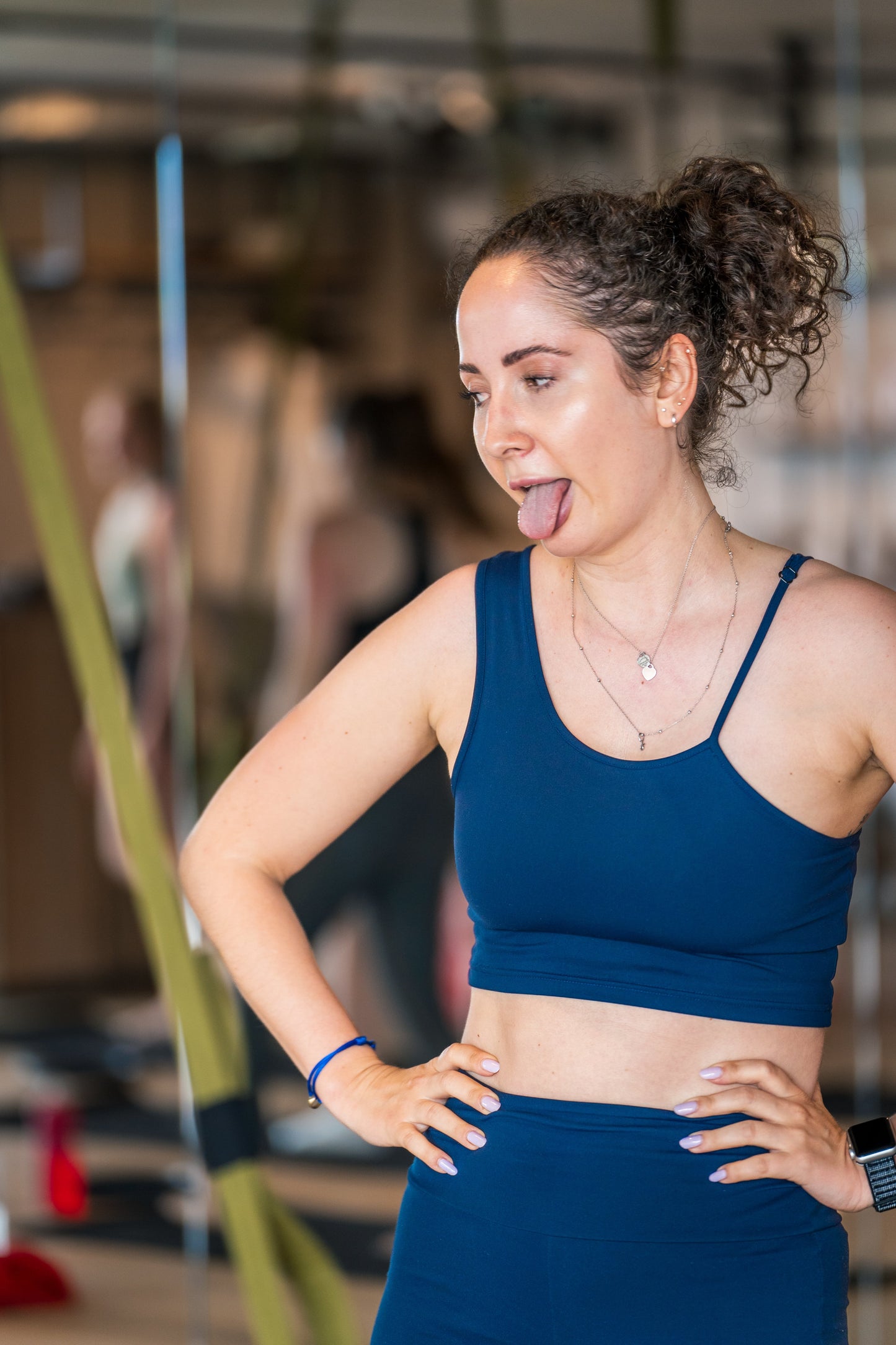 Eine Frau im blauen Sportoutfit trainiert im Fitnessstudio von Goldenbody Shop Ch.