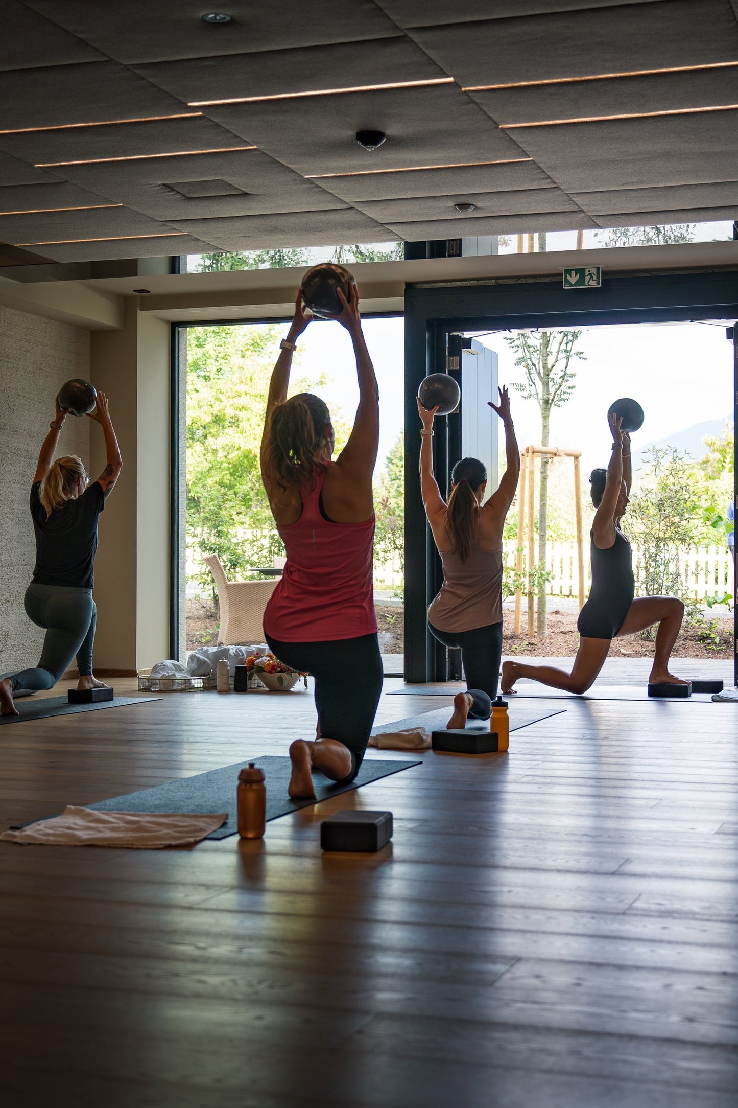 Frauen trainieren mit Medizinbällen in einem Fitnessstudio von Goldenbody Shop Ch.