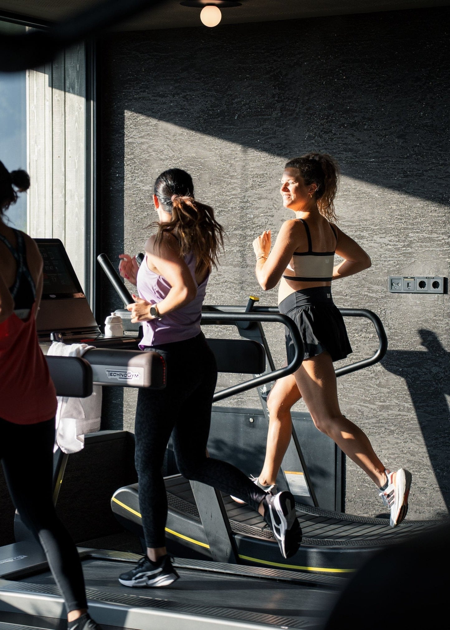 Frauen laufen auf Laufbändern im Fitnessstudio von Goldenbody Shop Ch.