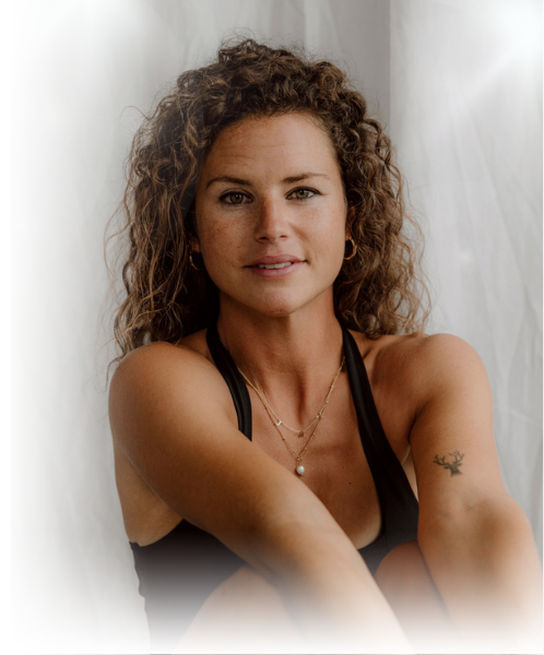 Eine Frau mit lockigem Haar sitzt entspannt, Goldenbody Shop Ch inspiriert.