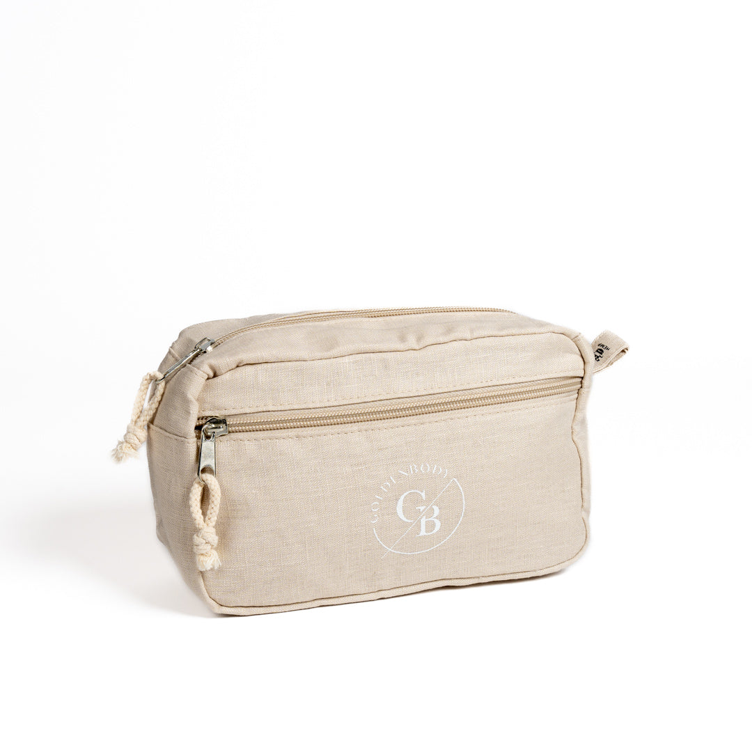 Beige Necessaire aus Stoff mit Reißverschluss, Goldenbody Shop Ch Logo sichtbar.