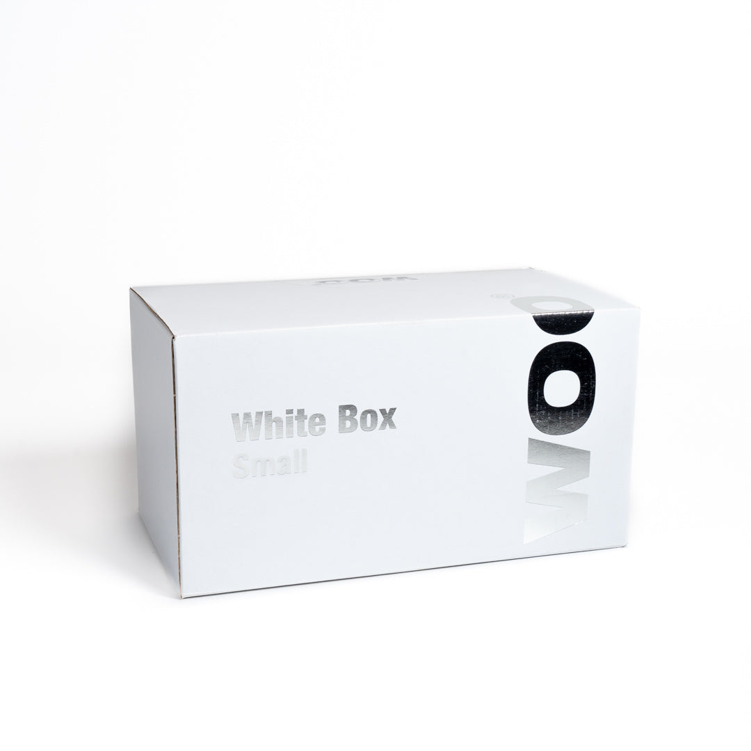 Weiße Box von Goldenbody Shop Ch mit silberner Aufschrift auf weißem Hintergrund.