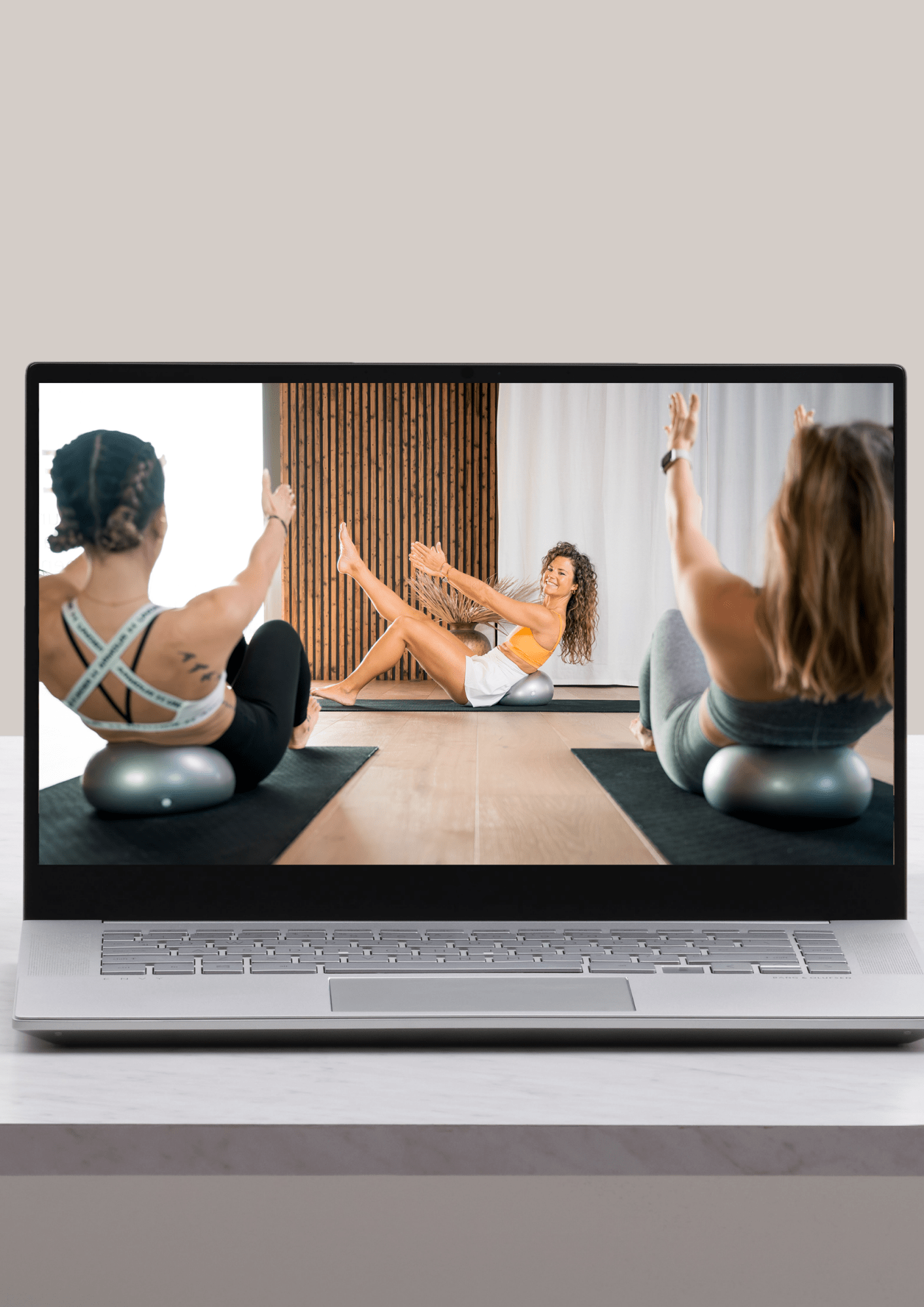 Frauen trainieren auf Gymnastikbällen in einem Online-Kurs von Goldenbody Shop Ch.