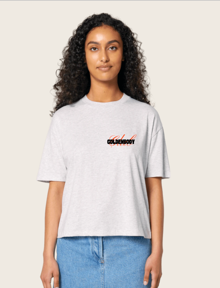 Eine Frau trägt ein graues T-Shirt mit Goldenbody Shop Ch Logo.