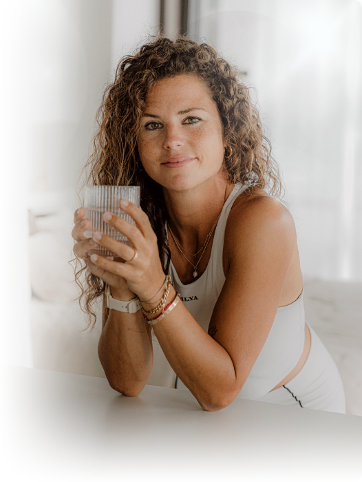 Eine Frau in Sportkleidung hält ein Glas, Goldenbody Shop Ch inspiriert.